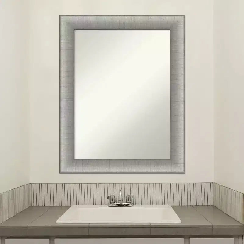23" x 29" Specchio da Parete Elegante per Bagno Peltro Spazzolato - Rettangolare Moderno, Montaggio a Parete