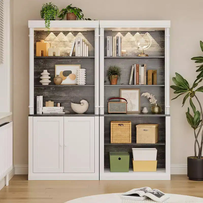 Dispensa da cucina con illuminazione a LED e vani portaoggetti superiori, adatta per sale da pranzo e soggiorni.