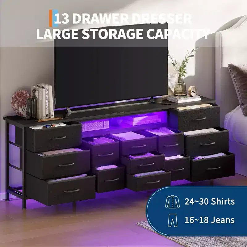 Comò nero da 70" con 13 cassetti in tessuto e luci a LED, cassettiera larga con struttura in metallo per camera da letto e soggiorno