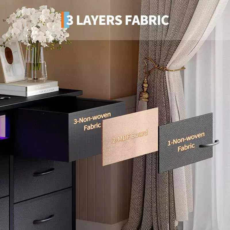 Comò nero da 70" con 13 cassetti in tessuto e luci a LED, cassettiera larga con struttura in metallo per camera da letto e soggiorno